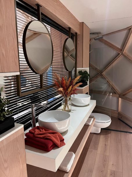 Salle de bain déco d'automne hébergement atypique pour toutes les occasion, Halloween, Noël, Saint Valentin, anniversaire de mariage, anniversaire, nuit de noces...